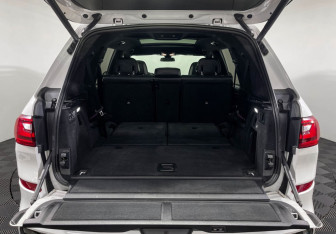 Подержанный автомобиль BMW X7 2021 года (9 фото)