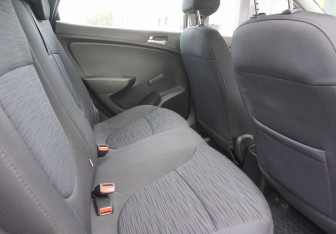 Подержанный автомобиль Hyundai Solaris Hatchback 2015 года (10 фото)
