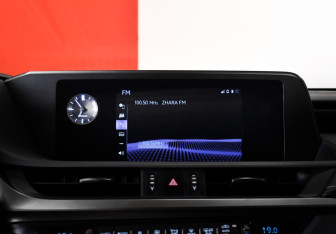 Подержанный автомобиль Lexus ES 2018 года (15 фото)