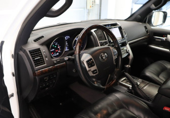 Подержанный автомобиль Toyota Land Cruiser Suv 2014 года (7 фото)