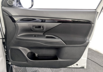 Подержанный автомобиль Mitsubishi Outlander 2020 года (24 фото)