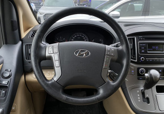 Подержанный автомобиль Hyundai H-1 2016 года (17 фото)