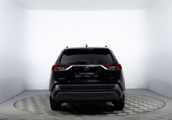 Подержанный автомобиль Toyota RAV4 2020 года (6 фото)