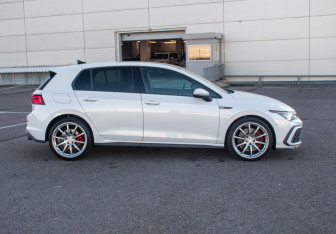Подержанный автомобиль Volkswagen Golf GTI Hatchback 2021 года (4 фото)
