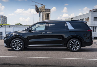 Подержанный автомобиль Kia Carnival 2021 года (9 фото)