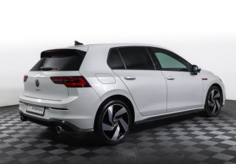 Подержанный автомобиль Volkswagen Golf GTI Hatchback 2021 года (5 фото)