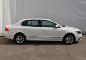 Подержанный автомобиль Skoda Superb Liftback 2013 года (7 фото)