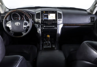 Подержанный автомобиль Toyota Land Cruiser Suv 2012 года (13 фото)