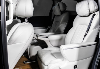 Подержанный автомобиль Voyah Dream 2025 года (12 фото)