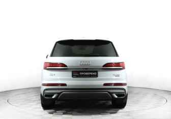 Подержанный автомобиль Audi Q7 2021 года (6 фото)