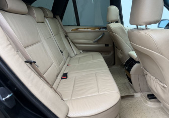 Подержанный автомобиль BMW X5 2005 года (11 фото)