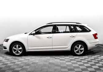 Подержанный автомобиль Skoda Octavia Wagon 2018 года (8 фото)