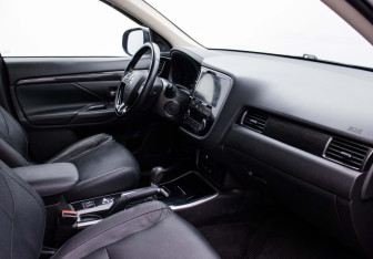 Подержанный автомобиль Mitsubishi Outlander 2018 года (10 фото)