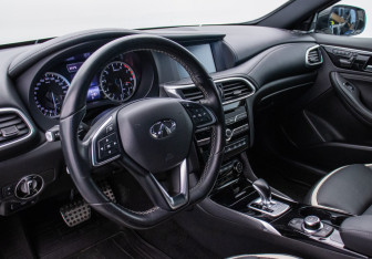 Подержанный автомобиль Infiniti Q30 2017 года (9 фото)
