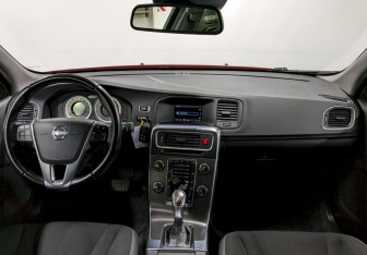 Подержанный автомобиль Volvo S60 2012 года (23 фото)
