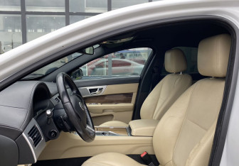 Подержанный автомобиль Jaguar XF Sedan 2013 года (21 фото)