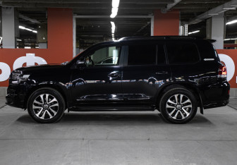 Подержанный автомобиль Toyota Land Cruiser Suv 2018 года (8 фото)