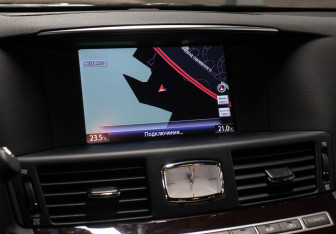 Подержанный автомобиль Infiniti Q70 2014 года (21 фото)