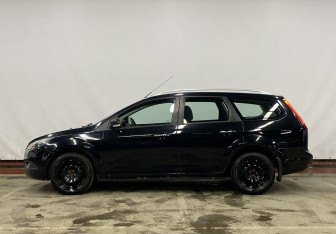Подержанный автомобиль Ford Focus Wagon 2010 года (8 фото)