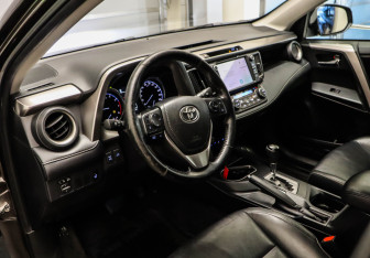 Подержанный автомобиль Toyota RAV4 2019 года (7 фото)