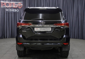 Подержанный автомобиль Toyota Fortuner 2017 года (6 фото)