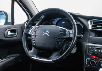 Подержанный автомобиль Citroen C4 Hatchback 2012 года (15 фото)