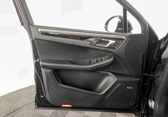 Подержанный автомобиль Porsche Macan 2015 года (19 фото)