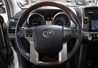 Подержанный автомобиль Toyota Land Cruiser Prado 2012 года (17 фото)