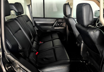 Подержанный автомобиль Mitsubishi Pajero 2013 года (10 фото)