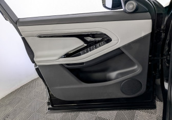 Подержанный автомобиль Land Rover Range Rover Evoque 2019 года (19 фото)