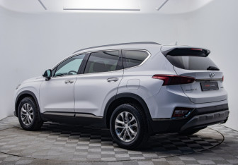 Подержанный автомобиль Hyundai Santa Fe 2019 года (3 фото)