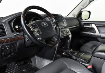 Подержанный автомобиль Toyota Land Cruiser Suv 2010 года (11 фото)