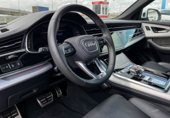 Подержанный автомобиль Audi Q8 2021 года (13 фото)