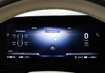 Подержанный автомобиль Voyah Dream 2023 года (11 фото)