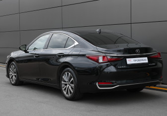 Подержанный автомобиль Lexus ES 2018 года (7 фото)