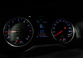 Подержанный автомобиль Toyota RAV4 2021 года (10 фото)