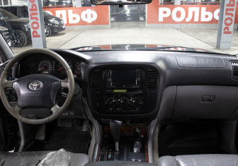 Подержанный автомобиль Toyota Land Cruiser Suv 2002 года (13 фото)