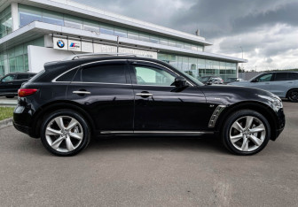 Подержанный автомобиль Infiniti QX70 2017 года (4 фото)