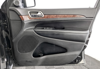 Подержанный автомобиль Jeep Grand Cherokee 2012 года (26 фото)