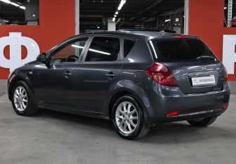 Подержанный автомобиль Kia Ceed Hatchback 2009 года (7 фото)
