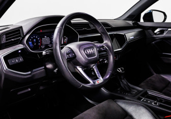 Подержанный автомобиль Audi Q3 2019 года (12 фото)