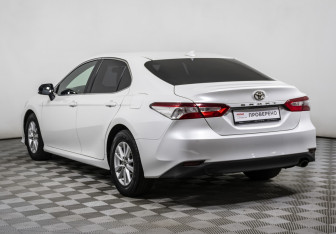 Подержанный автомобиль Toyota Camry Sedan 2018 года (7 фото)