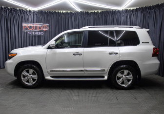 Подержанный автомобиль Toyota Land Cruiser Suv 2015 года (8 фото)