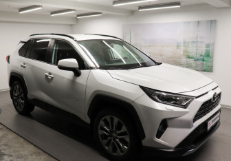 Подержанный автомобиль Toyota RAV4 2020 года (3 фото)