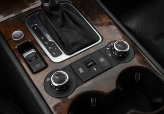 Подержанный автомобиль Volkswagen Touareg 2012 года (14 фото)