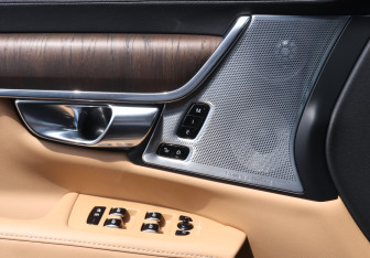 Подержанный автомобиль Volvo S90 2021 года (16 фото)