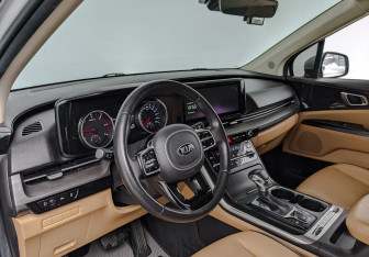 Подержанный автомобиль Kia Carnival 2021 года (16 фото)