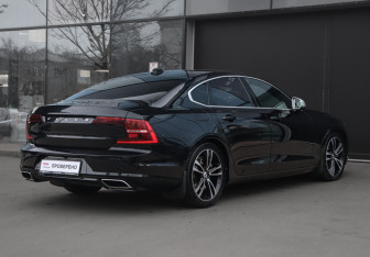 Подержанный автомобиль Volvo S90 2017 года (5 фото)