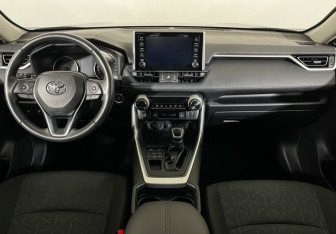 Подержанный автомобиль Toyota RAV4 2021 года (12 фото)