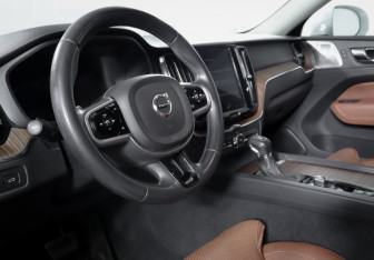 Подержанный автомобиль Volvo XC60 2018 года (14 фото)